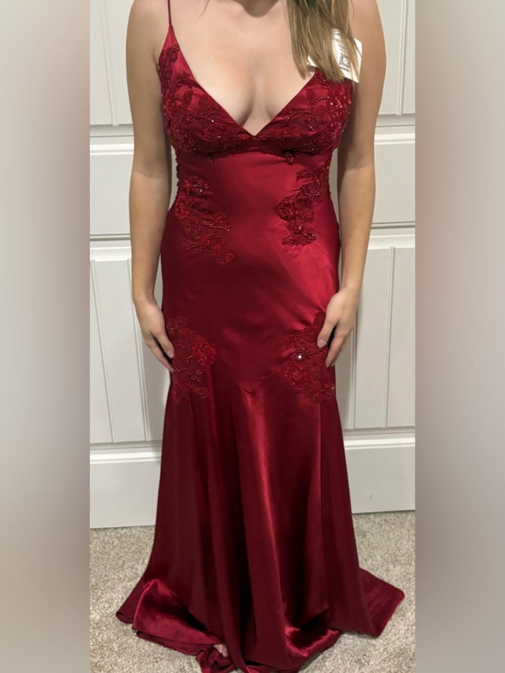 Elegant Red Satin Evening Dress with Lace Appliqué